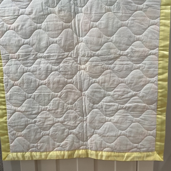 Vintage Baby Blanket Bears playing dress up 💕
Shows light wear from age & play - Picture 16 of 16